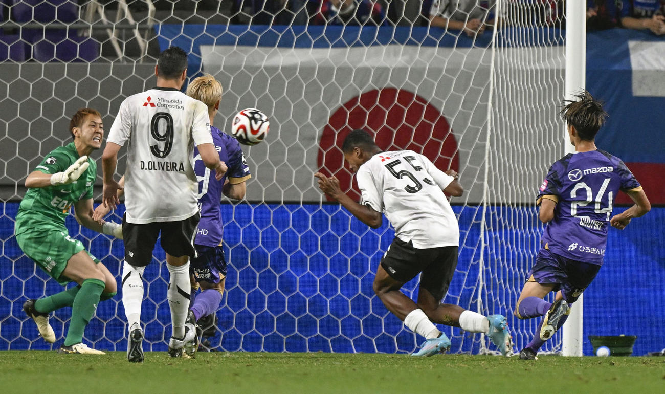 後半、ヘディングでゴールを決めるFC東京・尾谷（右から2人目）(共同)