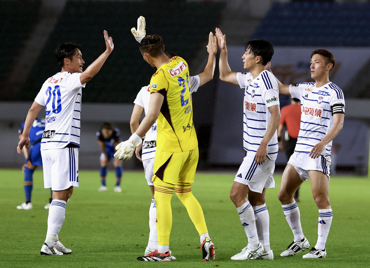 長崎と引き分け、タッチを交わす新潟イレブン。2戦合計で準々決勝進出を決めた（共同）