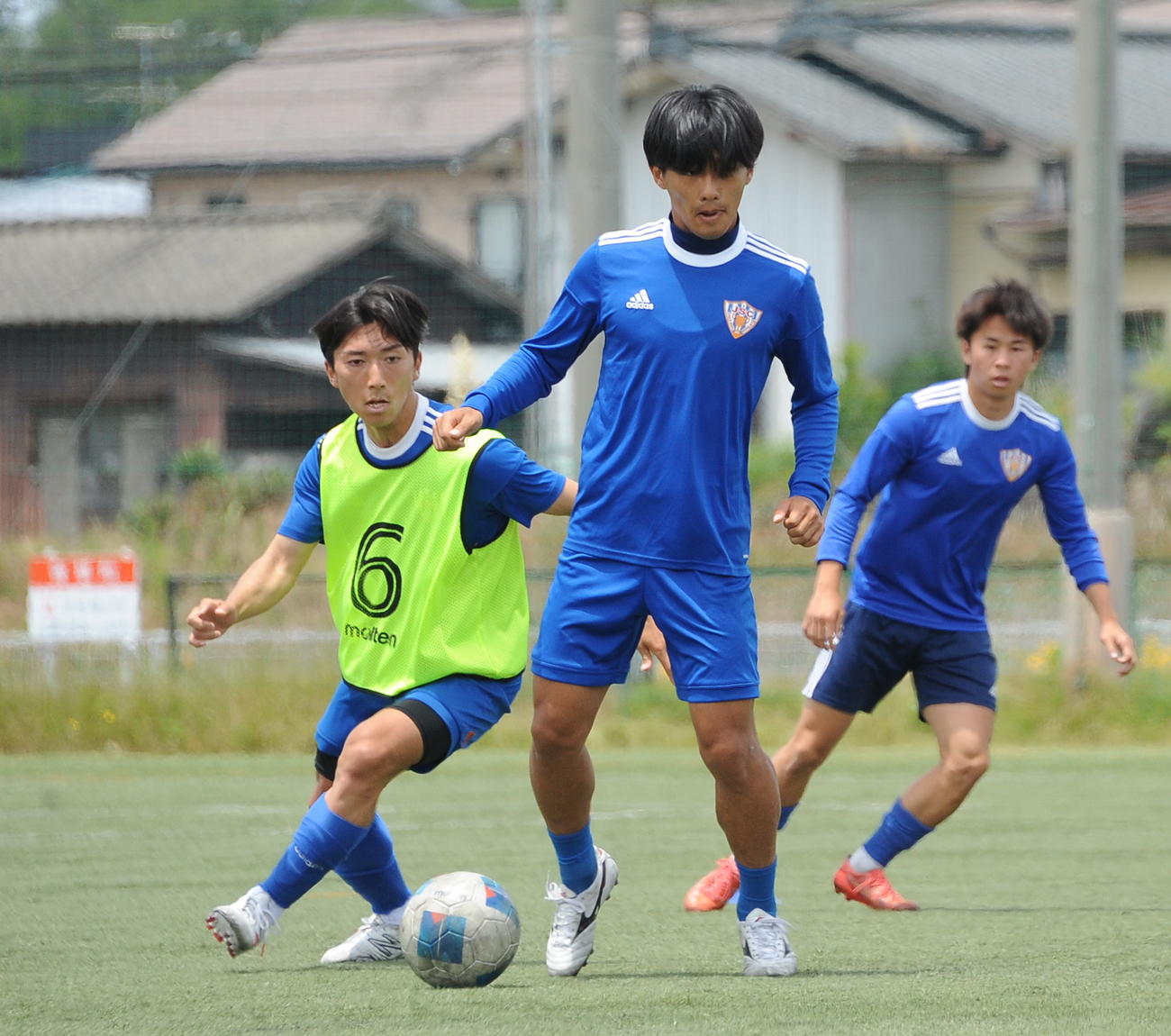 ドリブルする本田（中央）