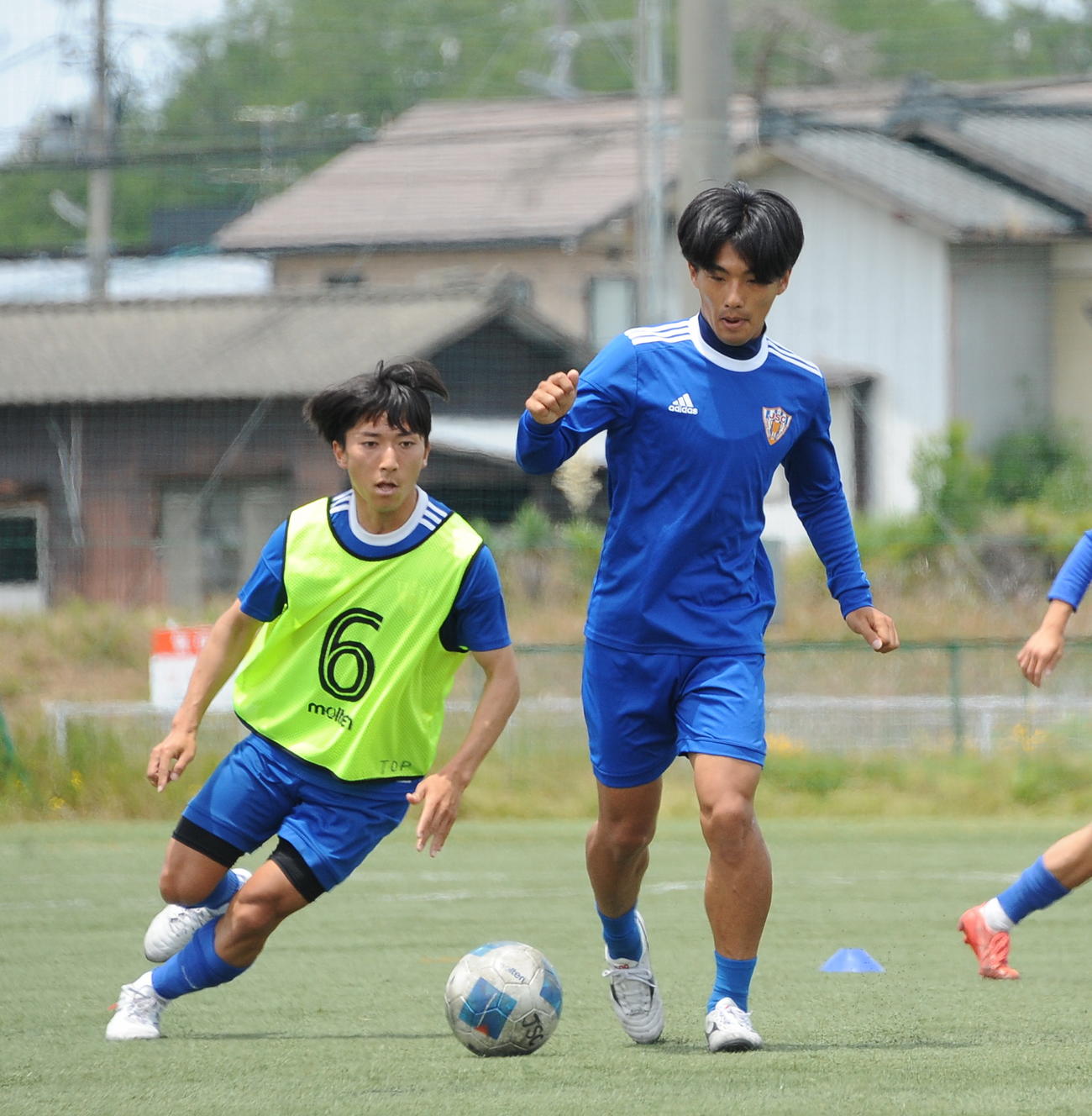 ドリブルする本田（右）