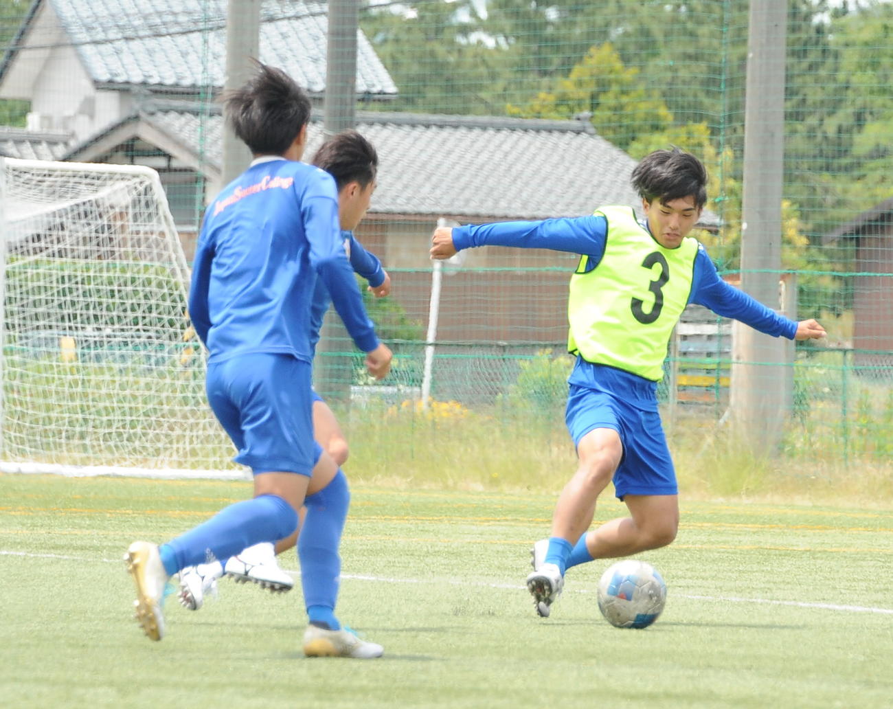 紅白戦でドリブルする本田