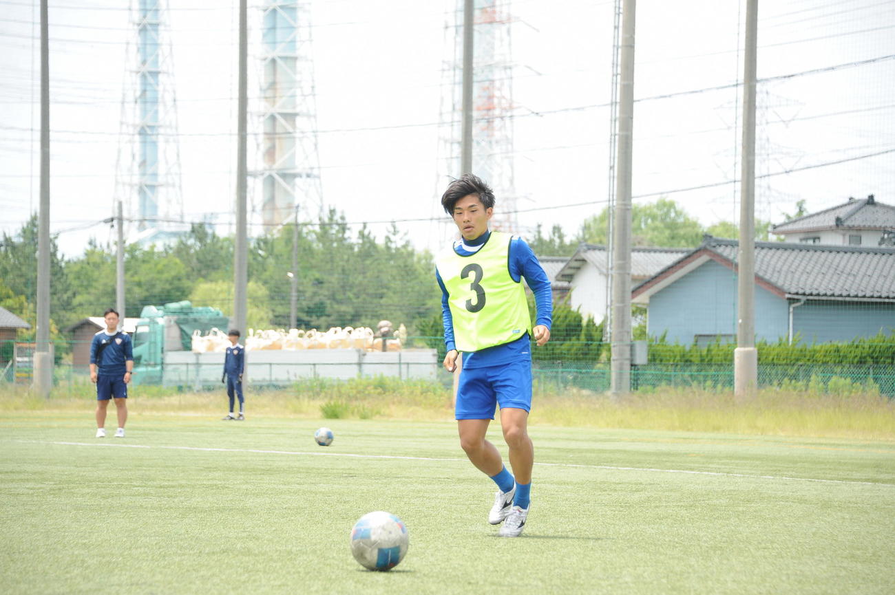 紅白戦でトラップする本田