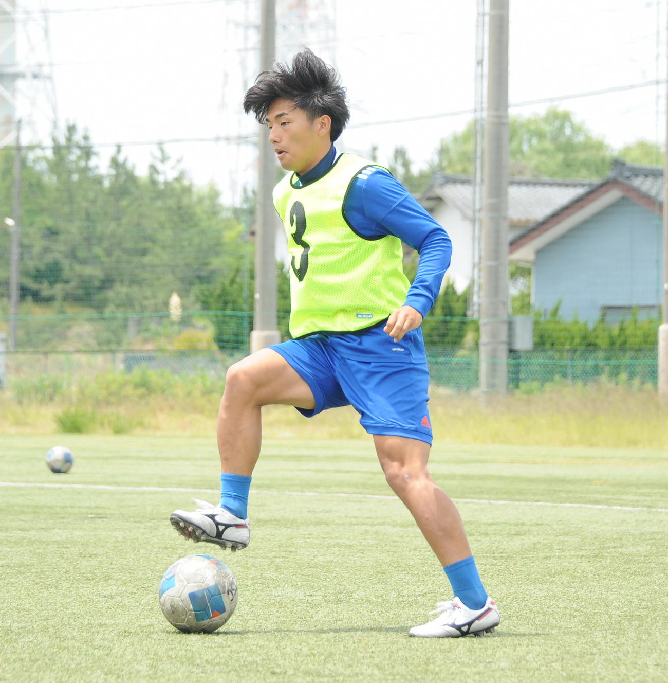 紅白戦でトラップする本田