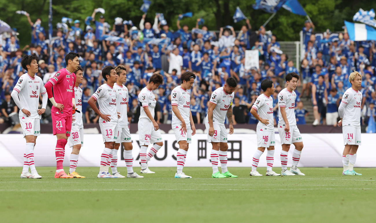 プライムラウンド進出を逃し肩を落とすC大阪の選手たち（撮影・宮地輝）