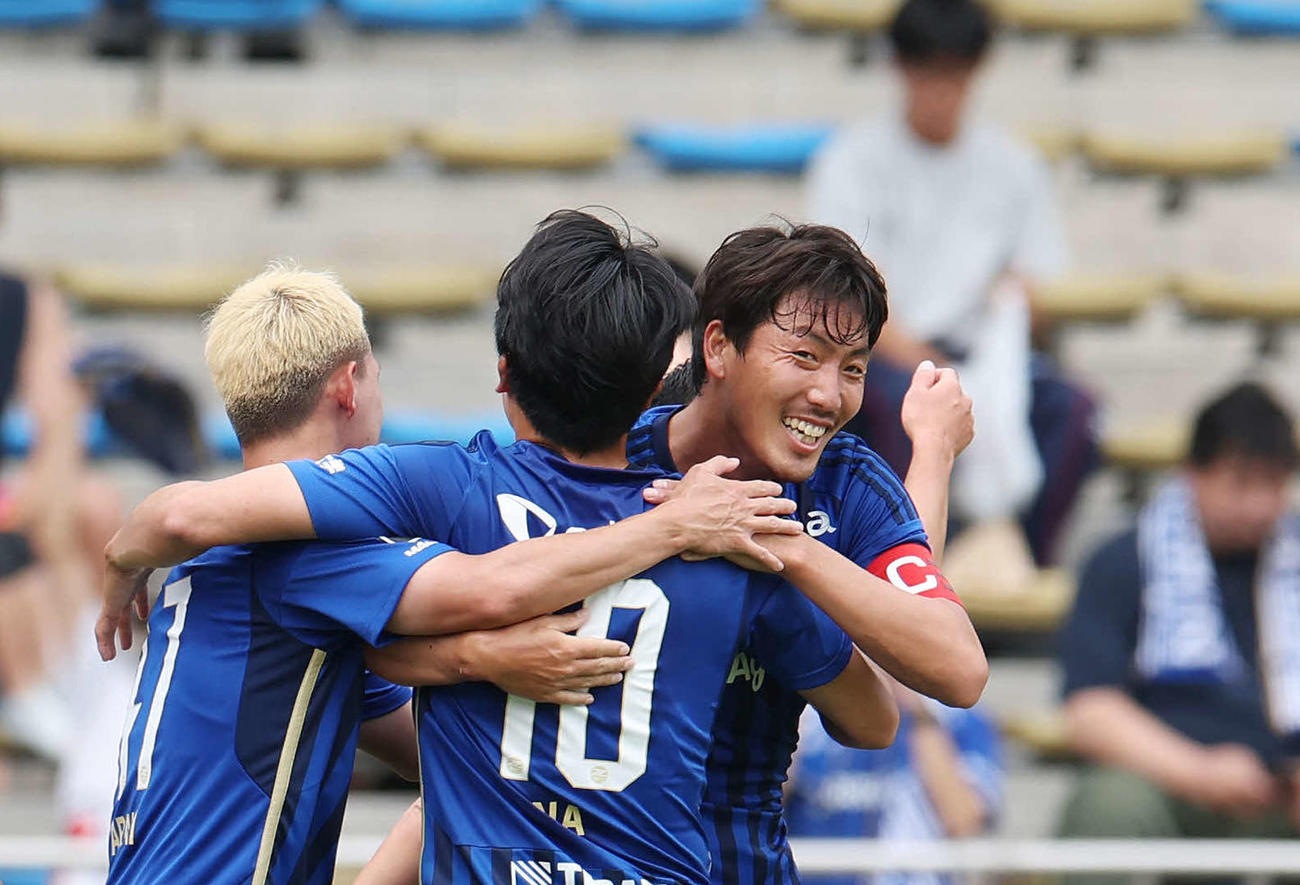 前半、ゴールを決めた町田昌子（右）はチームメートと喜ぶ（撮影・宮地輝）