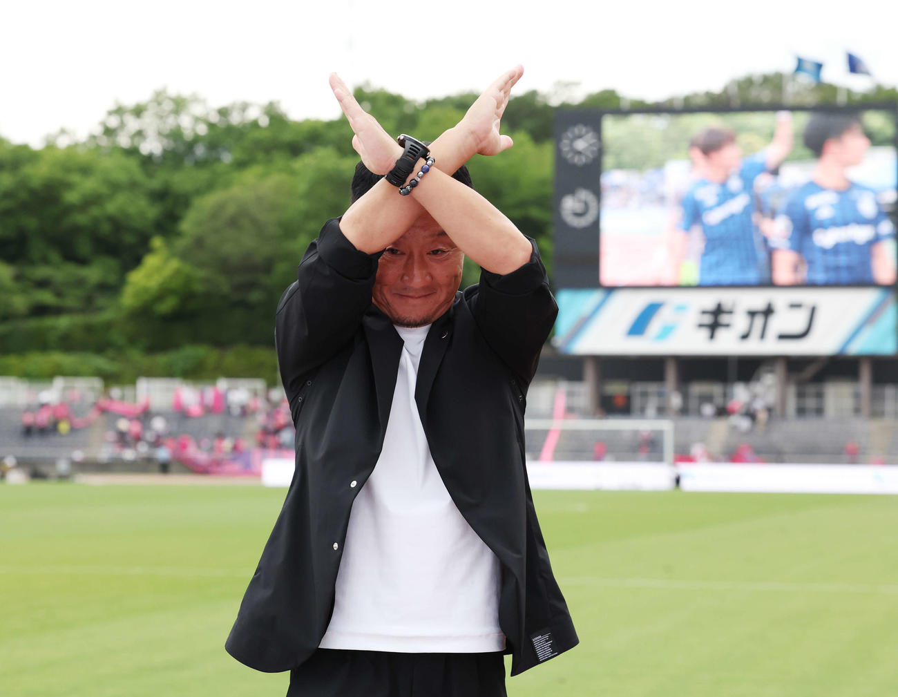 プライムラウンド進出を決めた町田黒田監督はジャンプはしないとバツ印を作る（撮影・宮地輝）