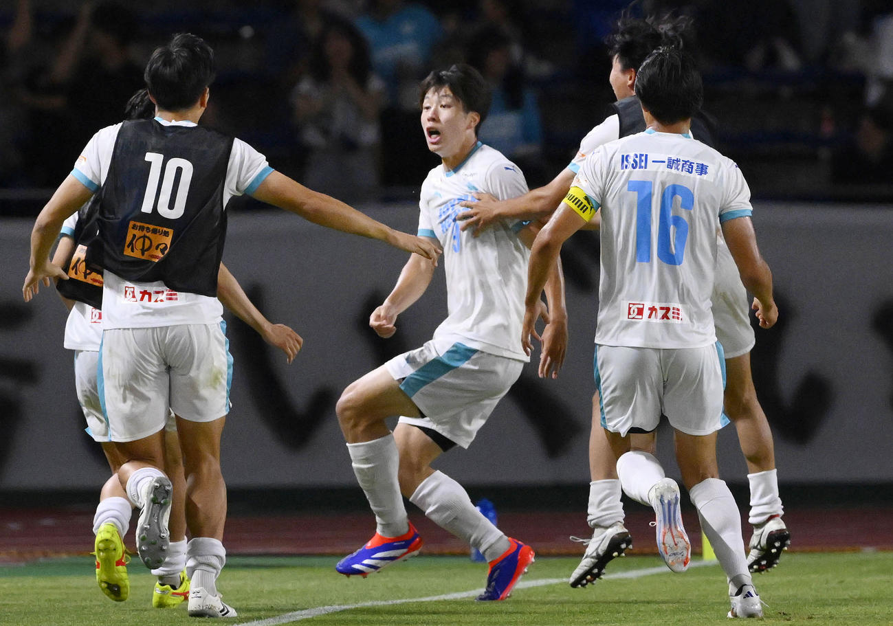 町田対筑波大　後半終了間際、ゴールを決め喜ぶ筑波大・内野（中央）（共同）