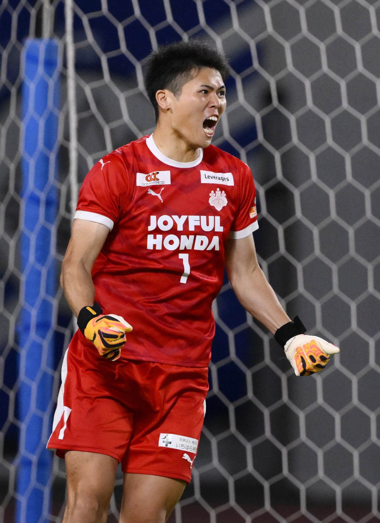 PK戦で町田の3人目・稲葉のキックを止め、喜ぶ筑波大・GK佐藤（共同）