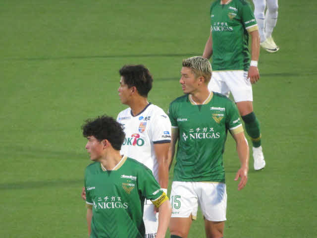 長野の1トップ浮田をマークする東京VのDF千田（中央）と谷口（手前）