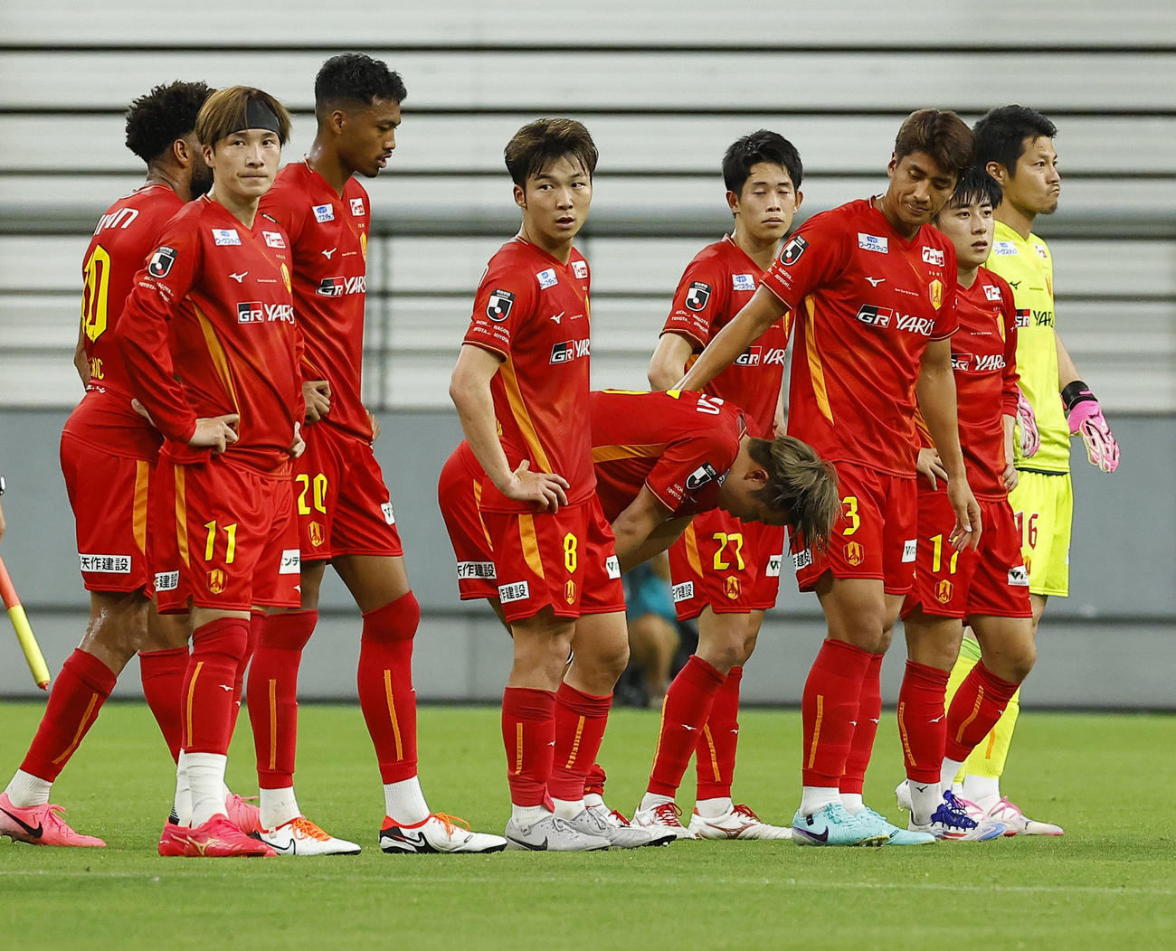 JAPANカレッジに敗れ、肩を落とす名古屋イレブン（共同）