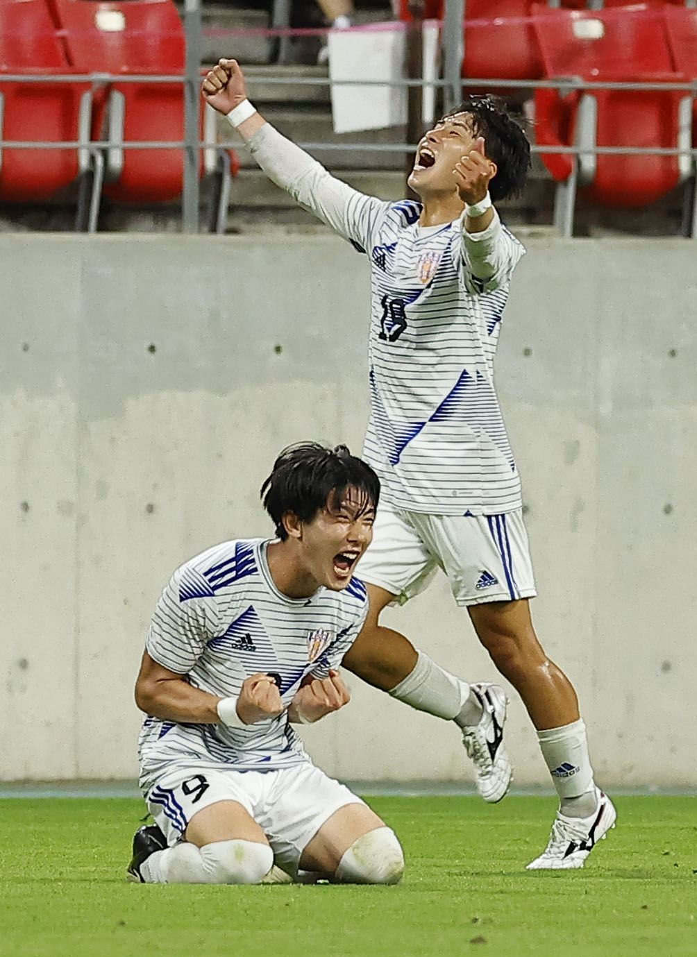 名古屋に勝利し、雄たけびを上げるJAPANカレッジ・上元（下）ら（共同）
