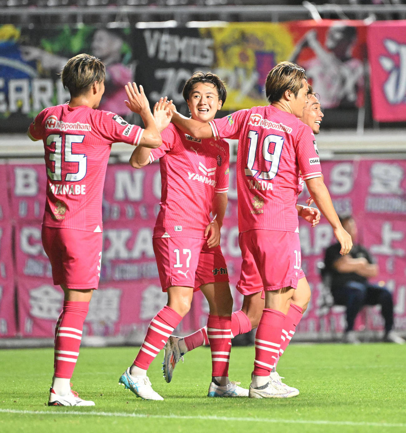 C大阪対ジェイリースFC　後半、ゴールを決めたC大阪為田（右手前）は選手らと喜ぶ（撮影・和賀正仁）
