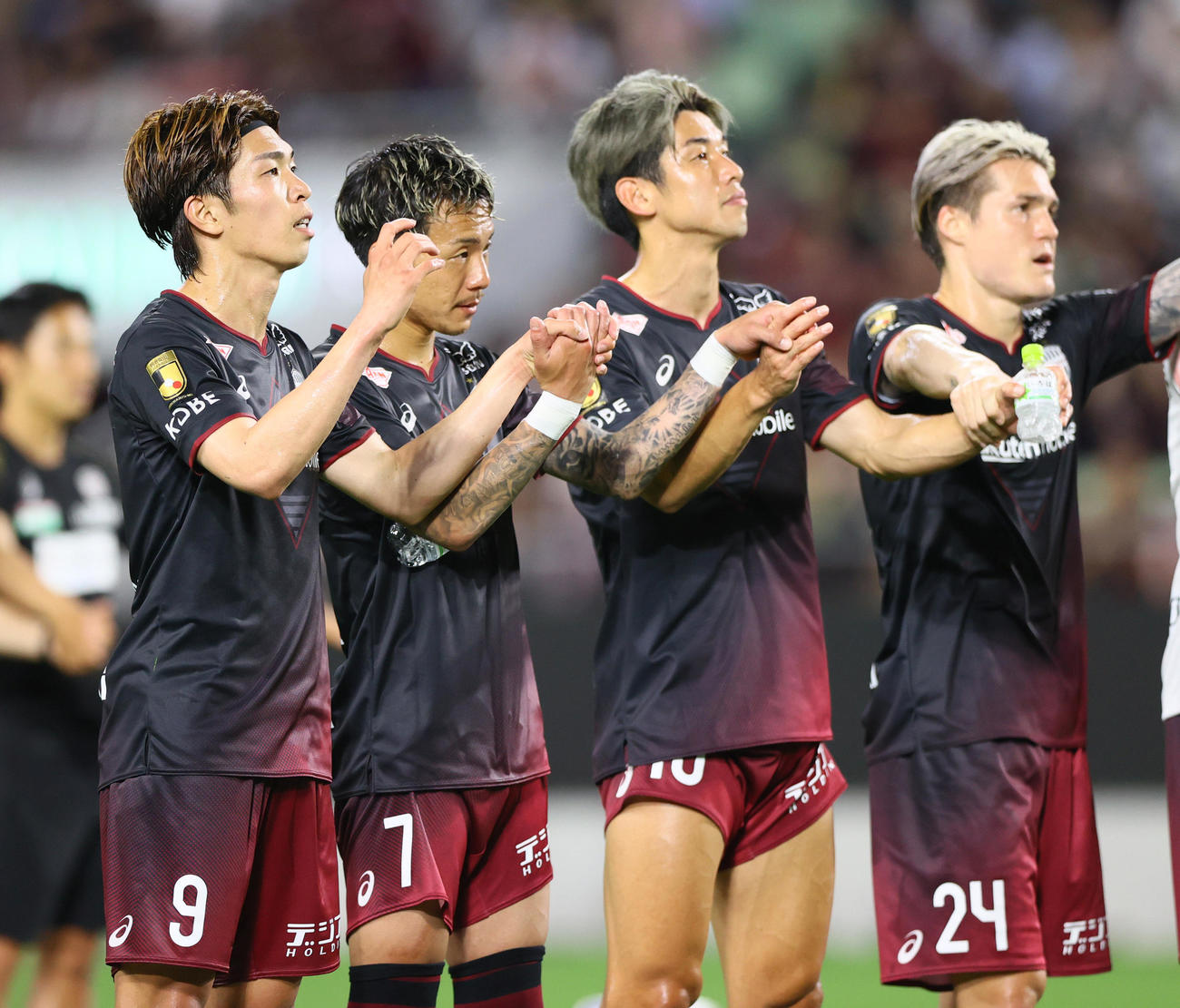 神戸対富山　富山に勝利しサポーターと喜びを分かち合う、左から神戸宮代、井手口、大迫、酒井（撮影・上山淳一）
