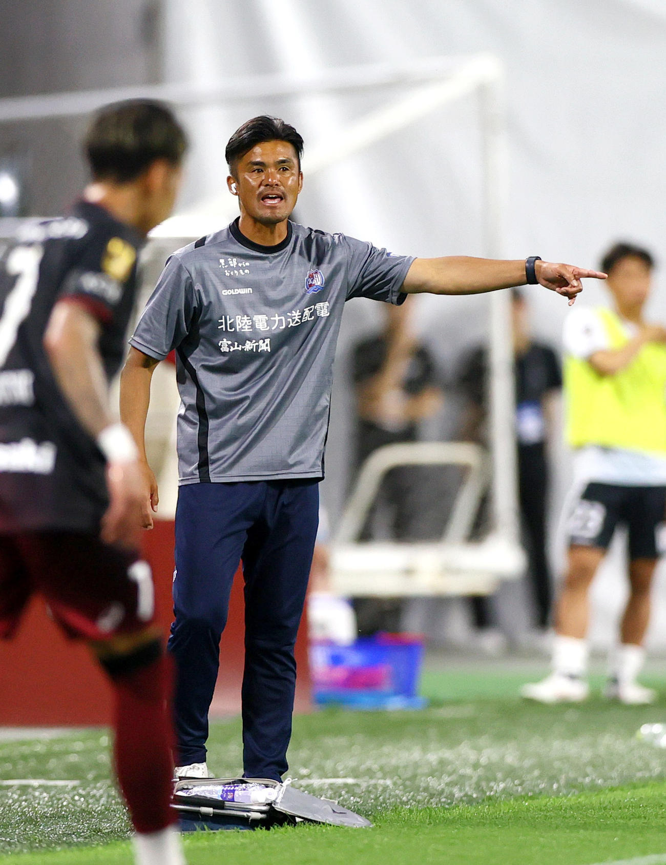 神戸対富山　指示を出す富山小田切監督（撮影・上山淳一）