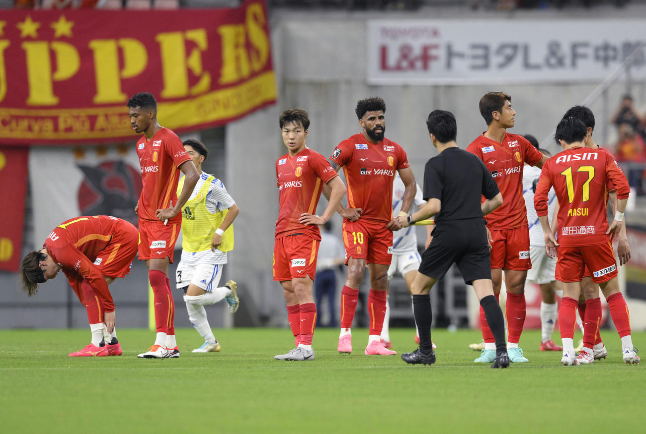 JAPANカレッジに敗れ、肩を落とす名古屋イレブン（共同）