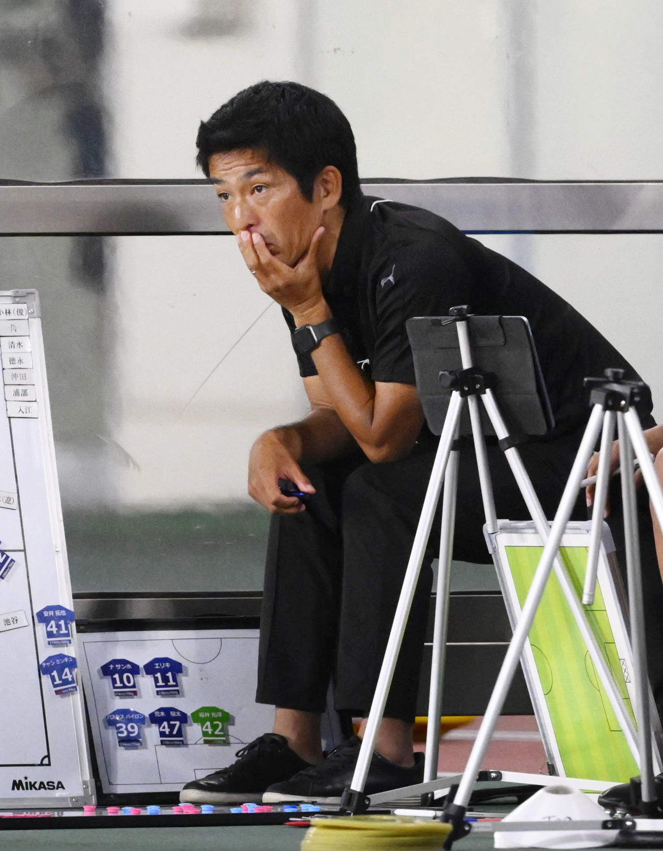 町田－筑波大　前半、試合を見守る筑波大の小井土監督（共同）