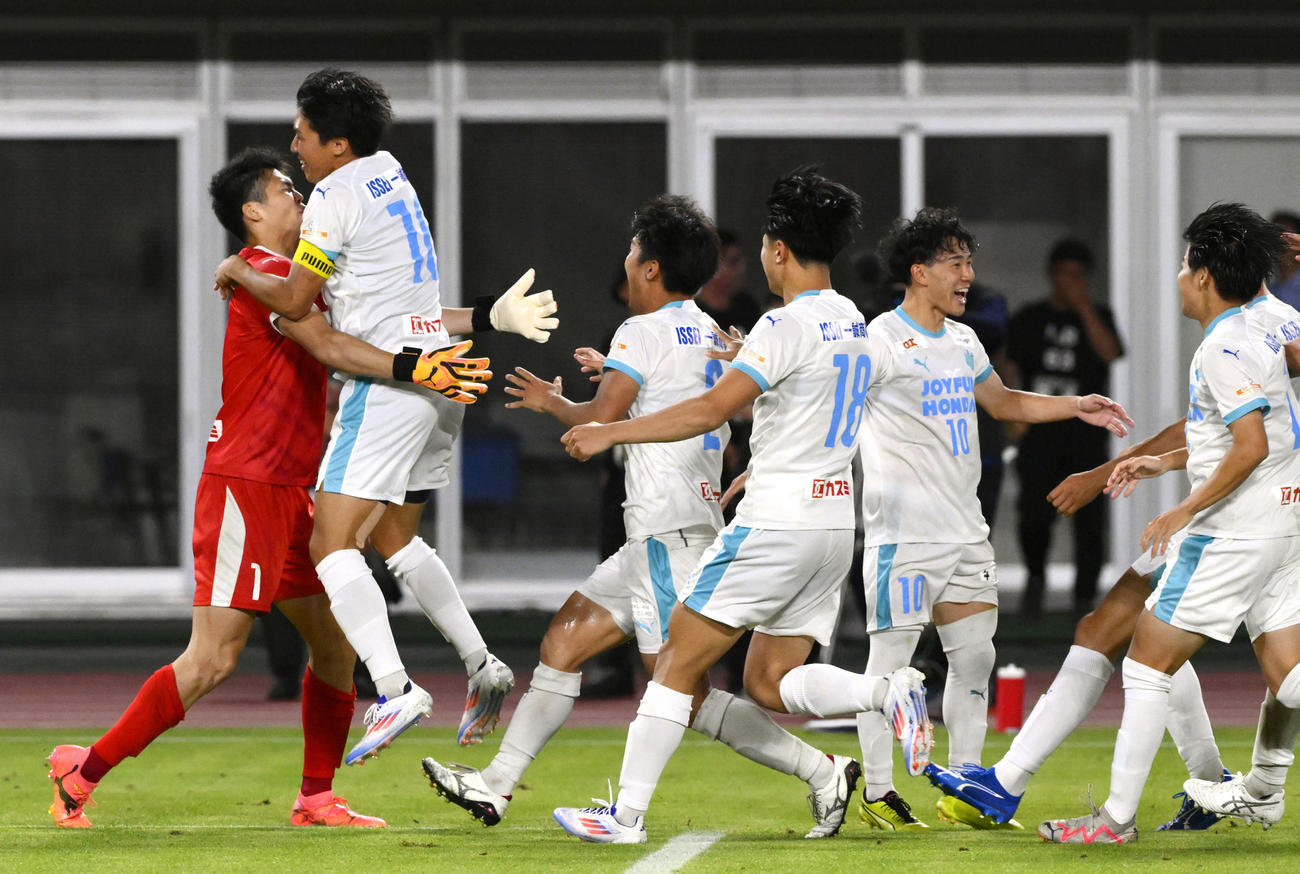 PK戦の末、町田を破り喜ぶGK佐藤（左端）ら筑波大イレブン（共同）