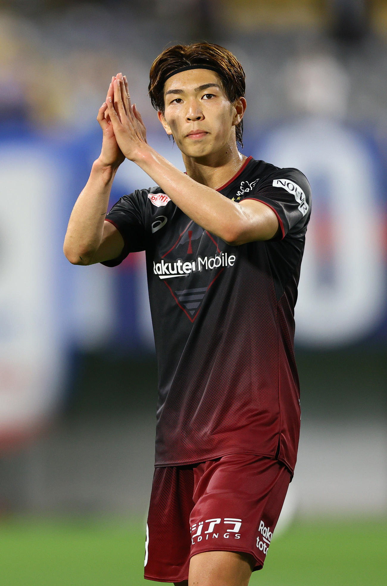 神戸対富山　神戸宮代は富山に勝利しサポーターの声援に応える（撮影・上山淳一）