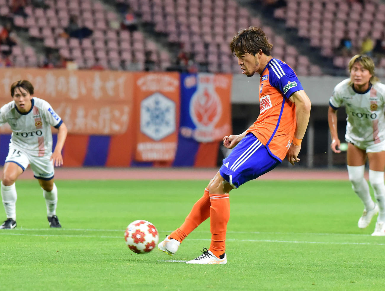 新潟対北九州　後半、PKを決める新潟鈴木（撮影・大島享也）