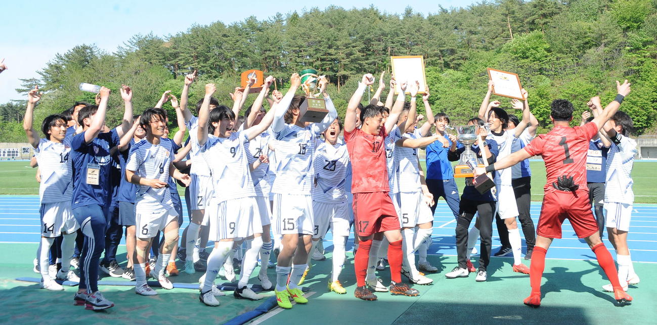 9大会ぶり12度目の天皇杯出場を決め、喜びを爆発させるJAPANサッカーカレッジの選手たち（2024年5月5日撮影）