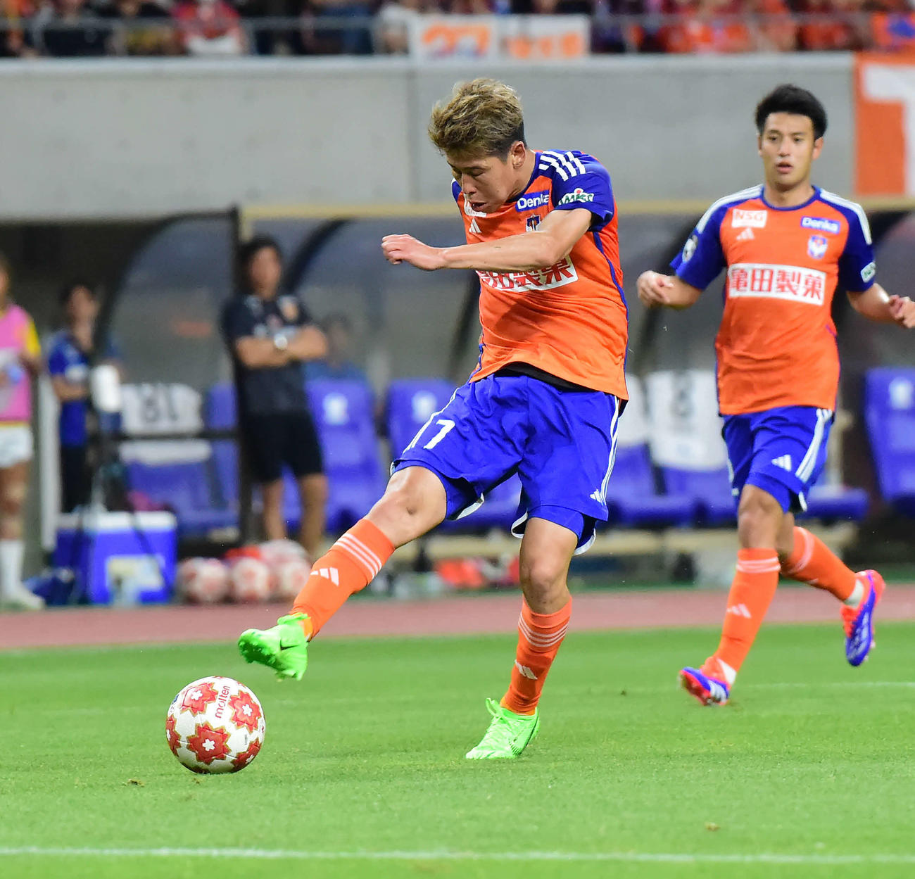 新潟対北九州　前半、ゴールを決めた新潟谷口（撮影・大島享也）