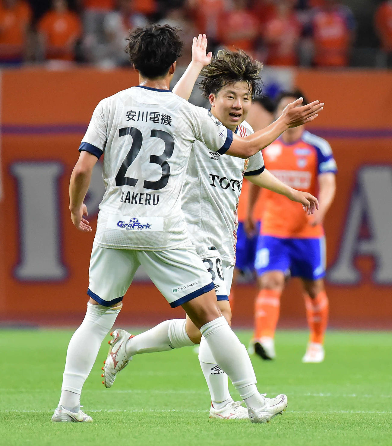 新潟対北九州　前半、ゴールを決めハイタッチする北九州高橋（奥）（撮影・大島享也）