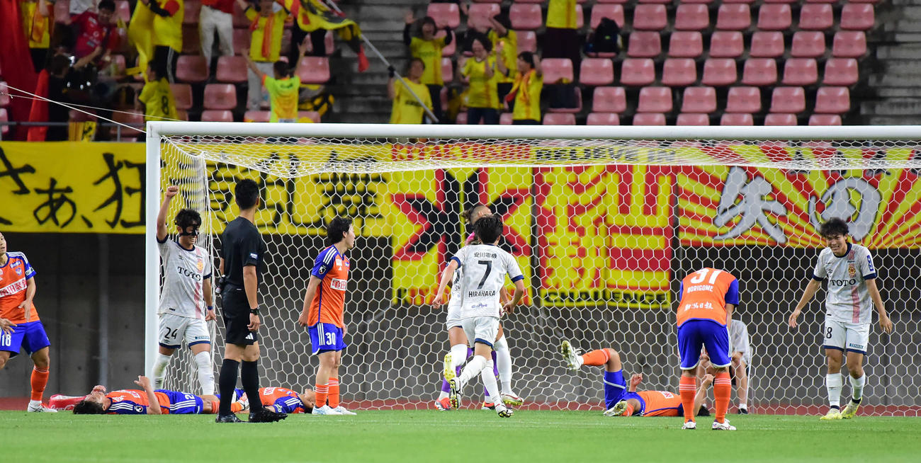 新潟対北九州　後半追加タイム、同点を許し倒れ込む新潟イレブン（撮影・大島享也）