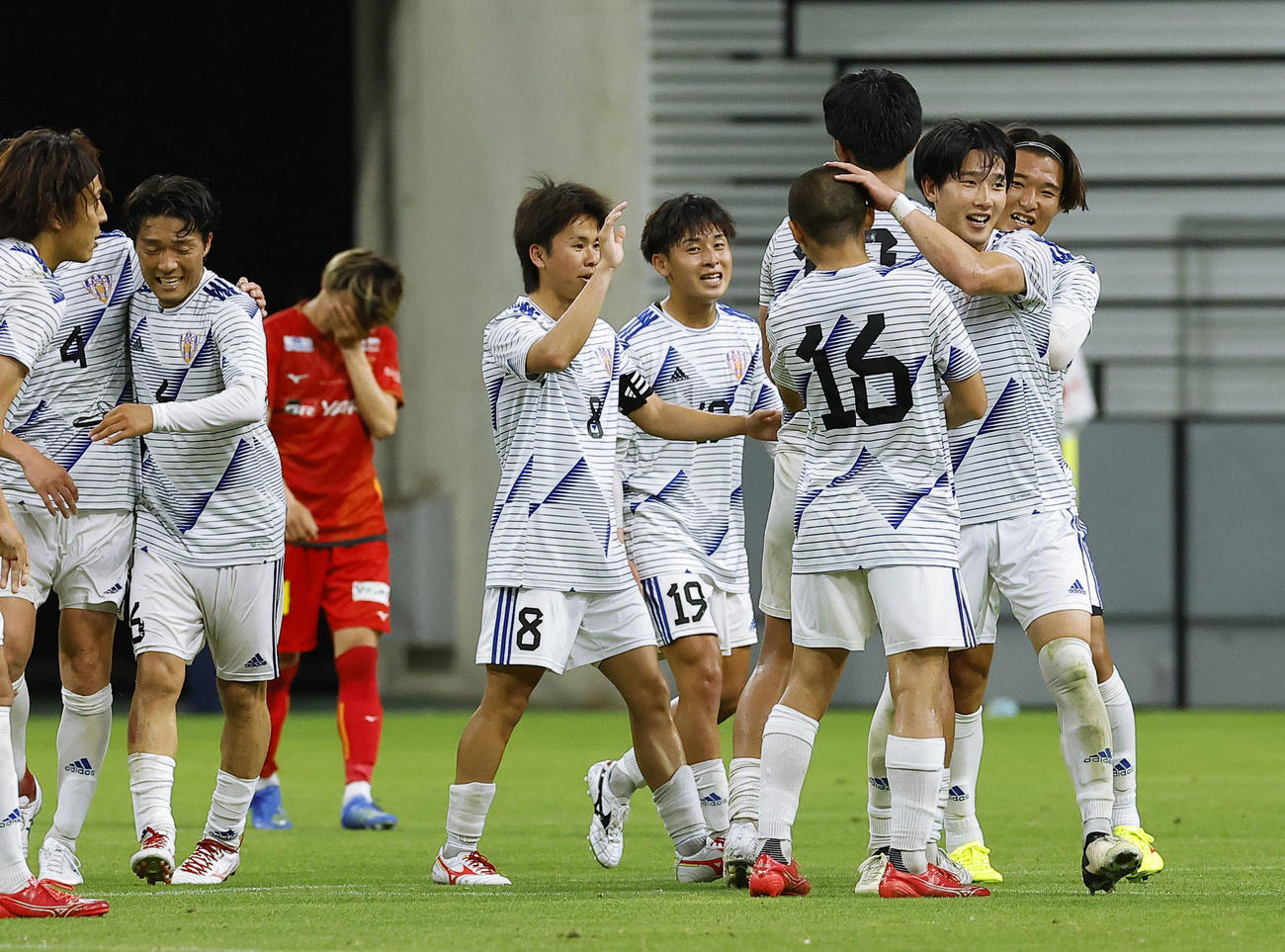 名古屋対JAPANカレッジ　名古屋に勝利し喜ぶ上元（右から2人目）らJAPANカレッジイレブン（共同）