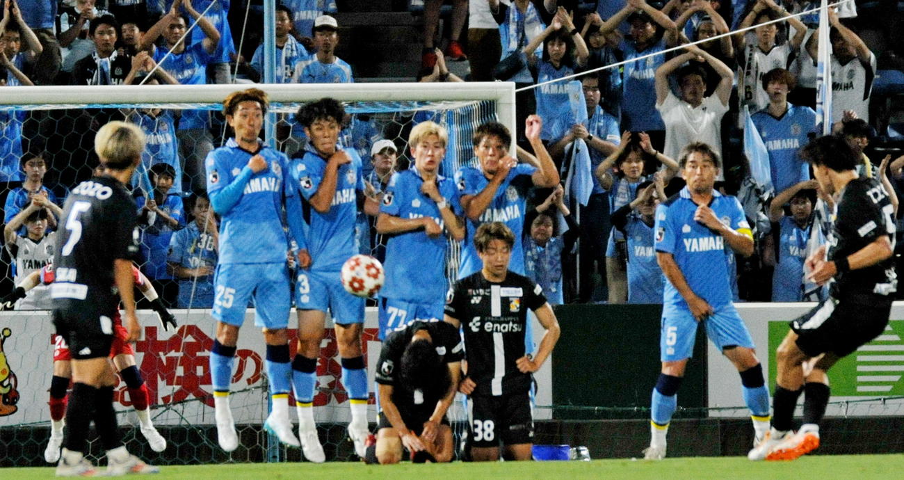 体を張って守る磐田イレブン