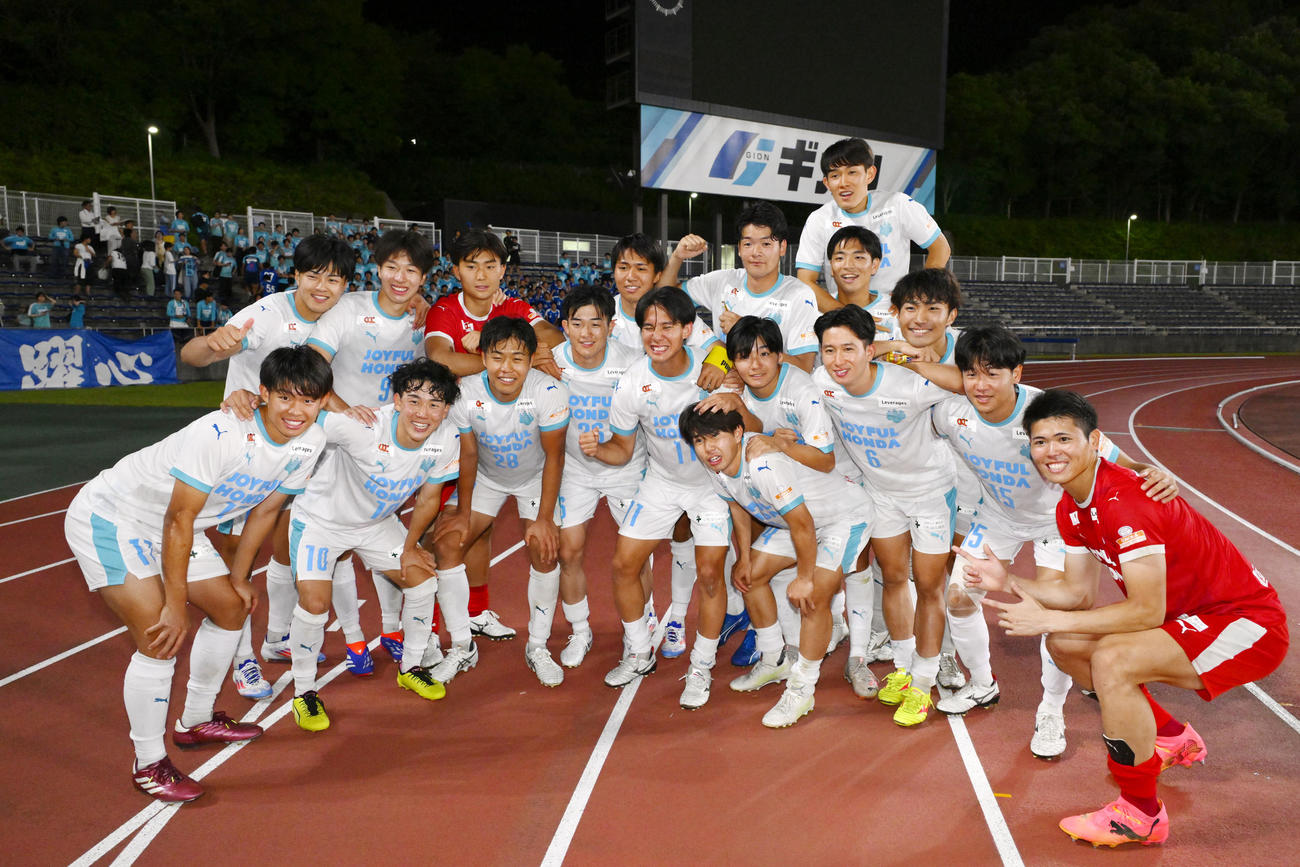 PK戦の末、町田に勝利し、笑顔で写真に納まる筑波大イレブン（共同）