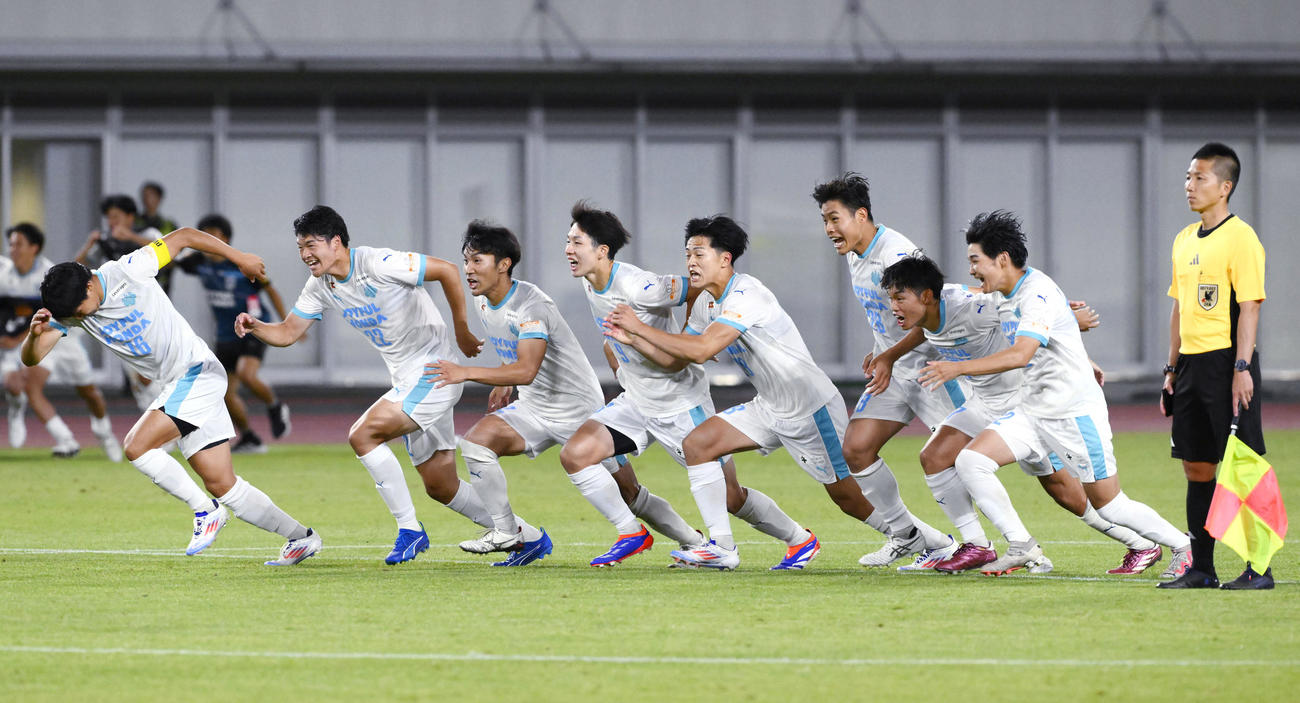 PK戦の末、町田を破り駆け出す内野（左から4人目）ら筑波大イレブン（共同）