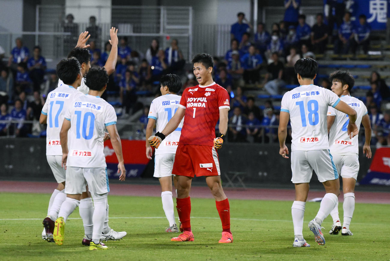 町田－筑波大　延長後半、町田・エリキのPKを止め、喜ぶ筑波大・GK佐藤（中央）（共同）