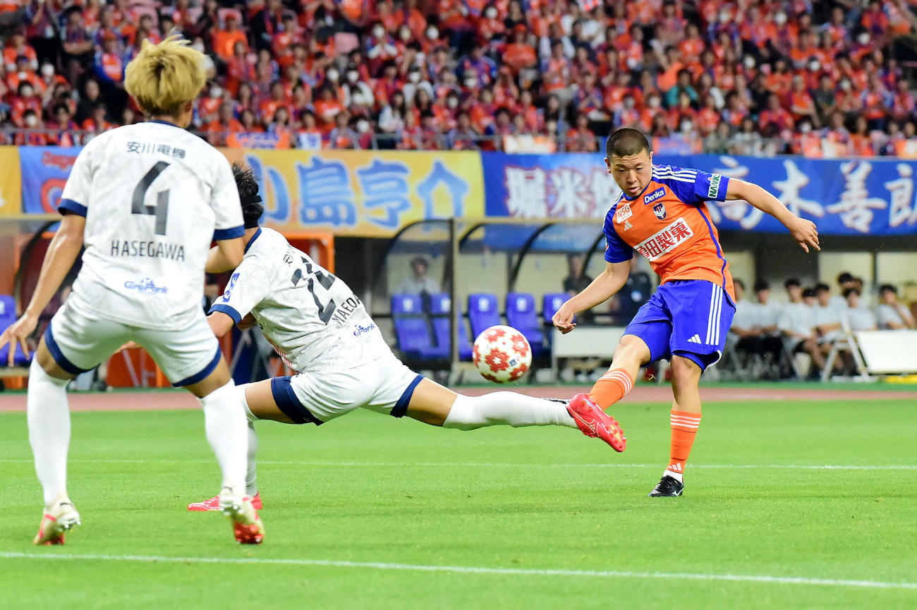 新潟対北九州　前半、先制ゴールを決めた新潟小見（撮影・大島享也）