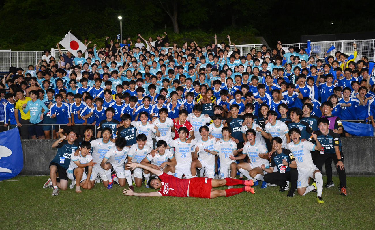 PK戦の末、町田に勝利し写真に納まる筑波大の選手ら（共同）