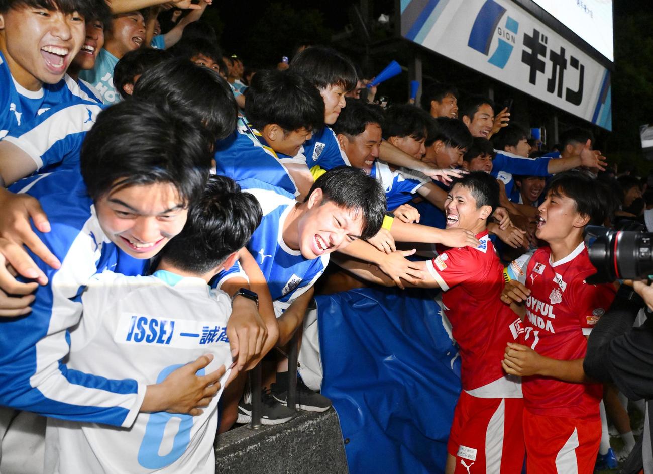 PK戦の末、町田に勝利し、大喜びの筑波大サポーターら。右から2人目はGK佐藤（共同）