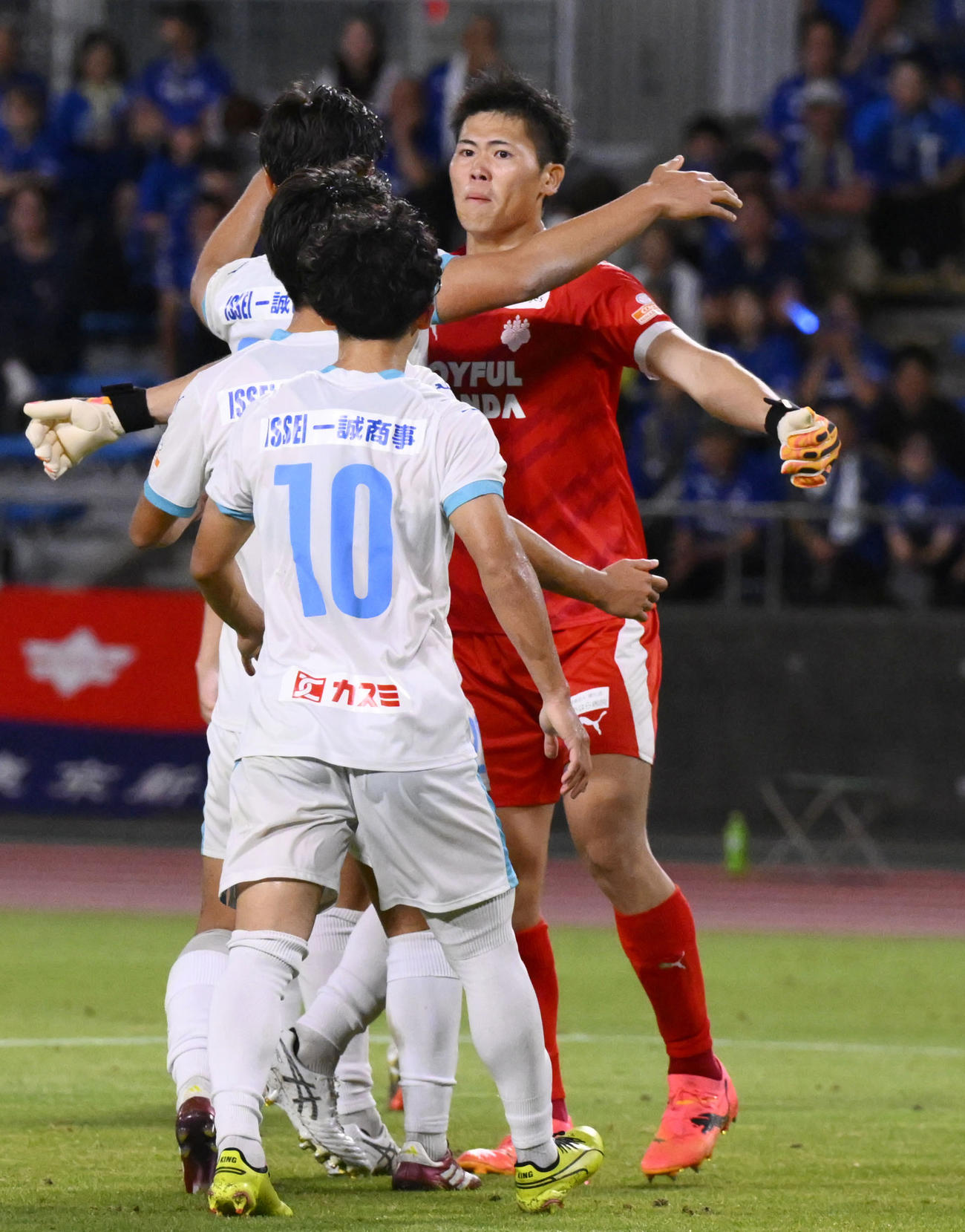 町田―筑波大　延長後半、町田・エリキのPKを止め、喜ぶ筑波大・GK佐藤（右）（共同）