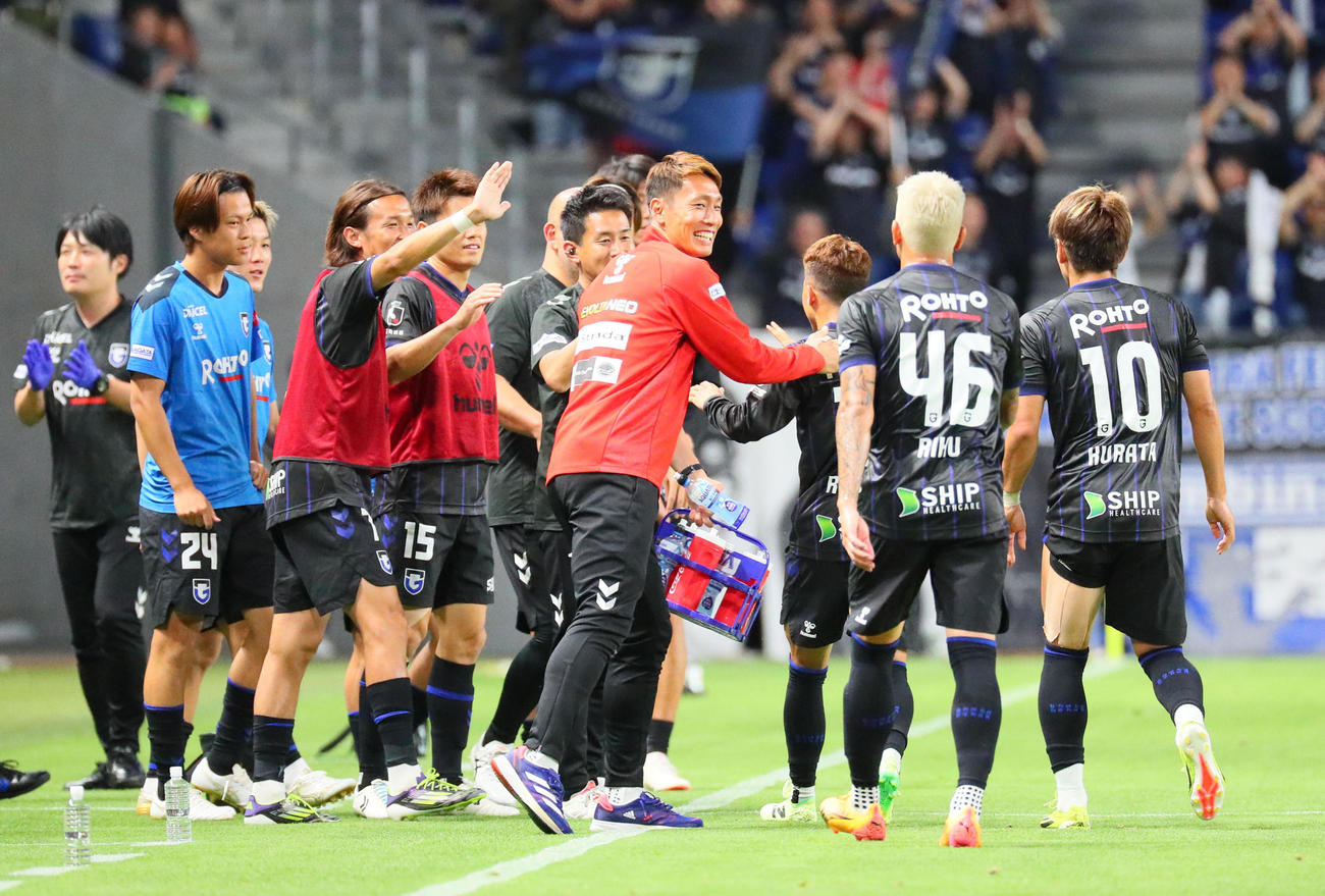 天皇杯G大阪対福島　前半、G大阪山下諒也（右から3人目）のチーム2点目のゴ－ルを祝うG大阪イレブン（撮影・宮崎幸一）