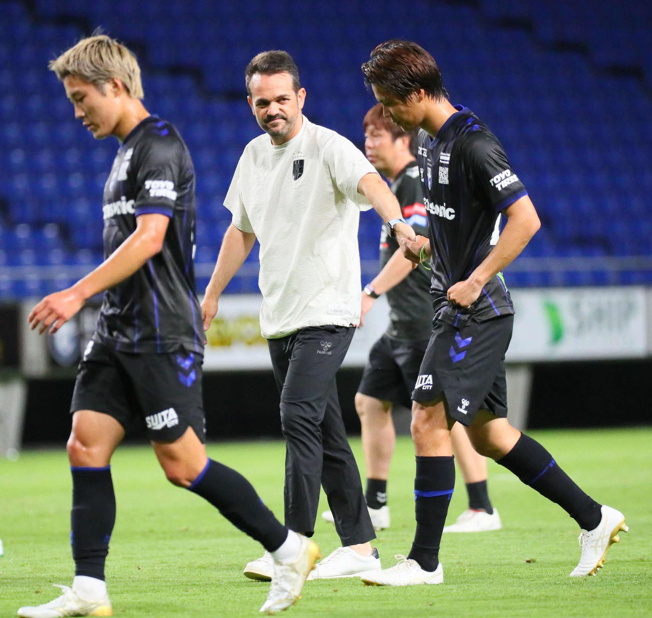 天皇杯G大阪対福島　福島に勝利し選手をたたえるG大阪ダニエル・ポヤトス監督（撮影・宮崎幸一）