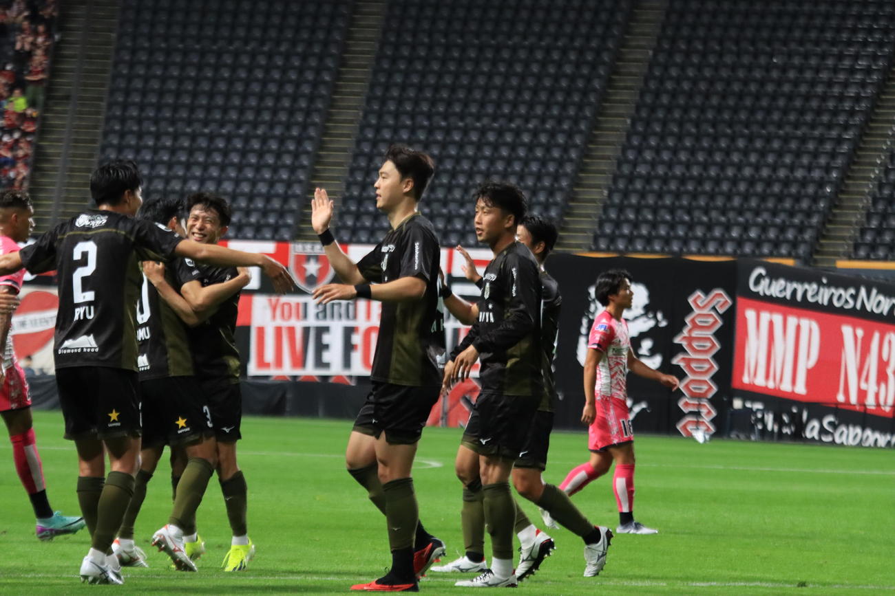 前半9分、先制ゴールを決めて仲間と喜ぶ札幌キム・ゴンヒ（手前）＝2024年6月12日（撮影・保坂果那）