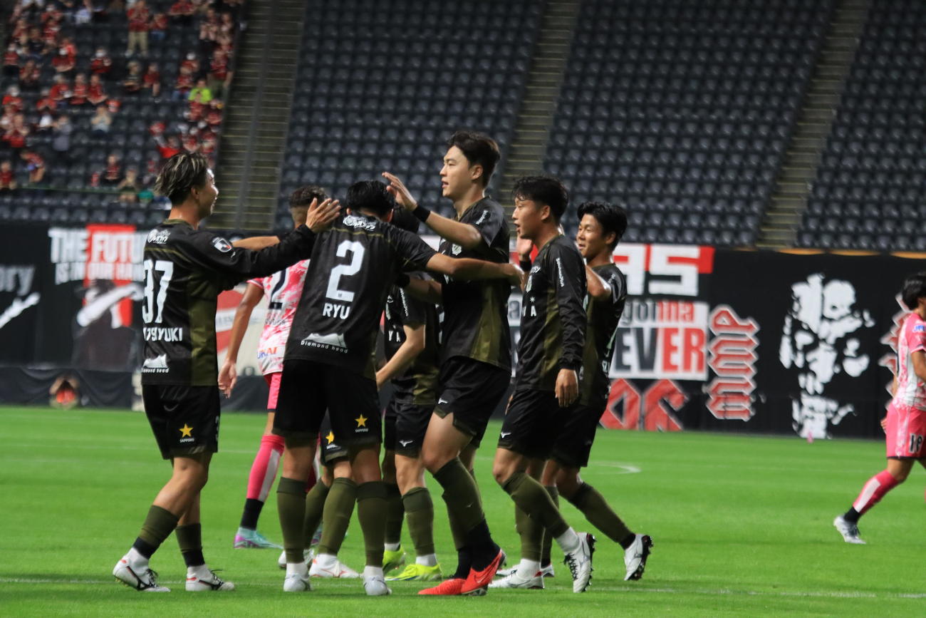 前半9分、先制ゴールを決めて仲間と喜ぶ札幌キム・ゴンヒ（中央）＝2024年6月12日（撮影・保坂果那）
