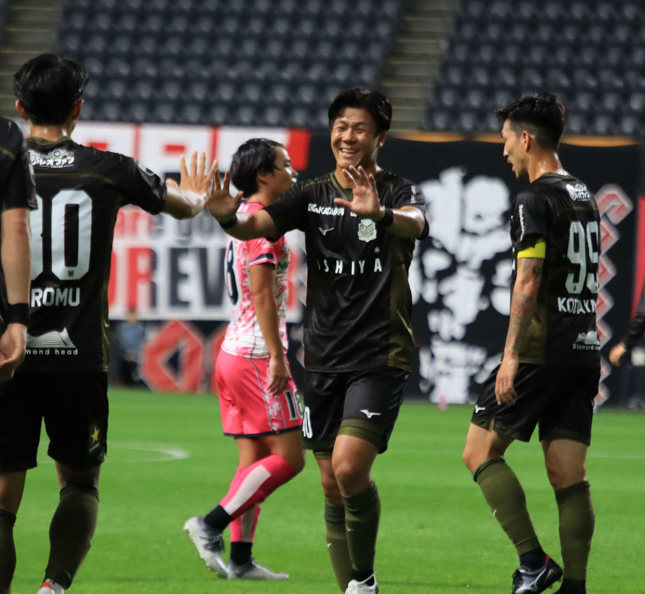 前半16分、ゴールを決めて喜ぶ札幌出間（右から2人目）＝2024年6月12日（撮影・保坂果那）