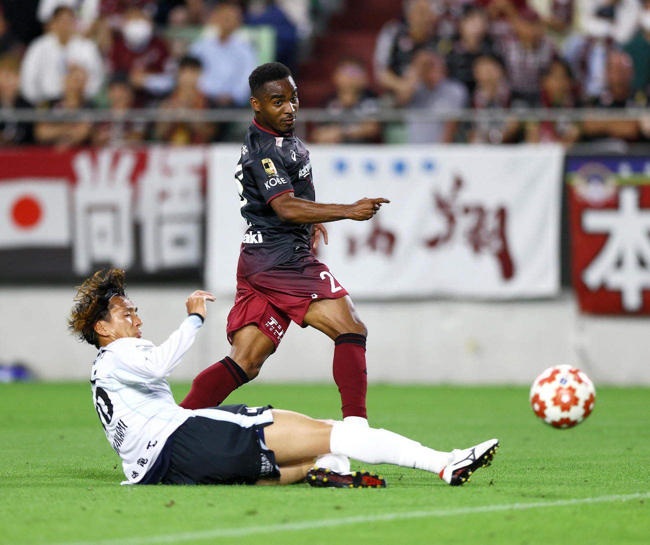 神戸対富山　後半、神戸ジェアンパトリッキ（右）はゴールを決める（撮影・上山淳一）