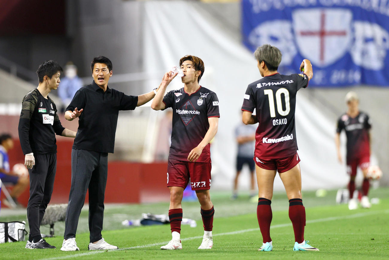 神戸対富山　後半、神戸吉田監督（左から2人目）は選手に指示を出す（撮影・上山淳一）
