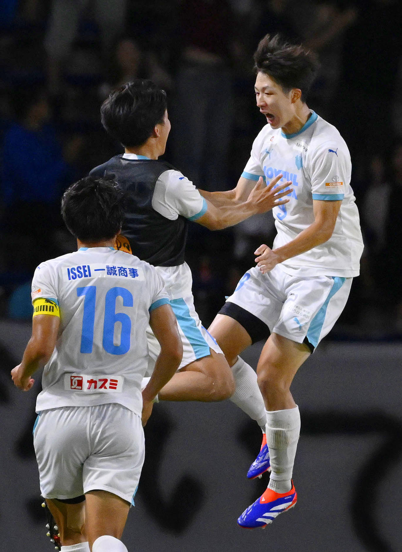 町田対筑波大　後半終了間際、ゴールを決め跳び上がって喜ぶ筑波大・内野（右）（共同）