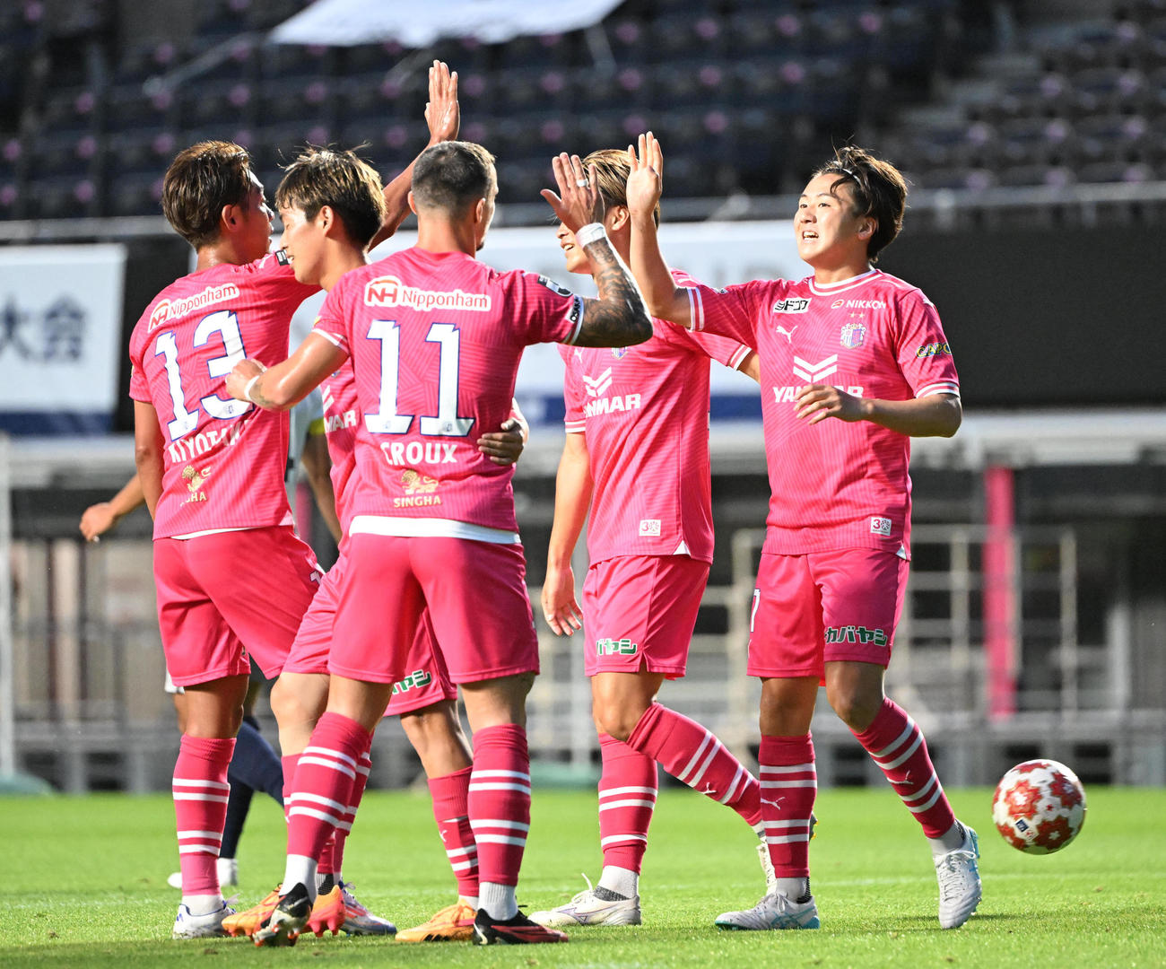 C大阪対ジェイリースFC　前半、チーム2点目を決め喜ぶ阪田（右）（撮影・和賀正仁）