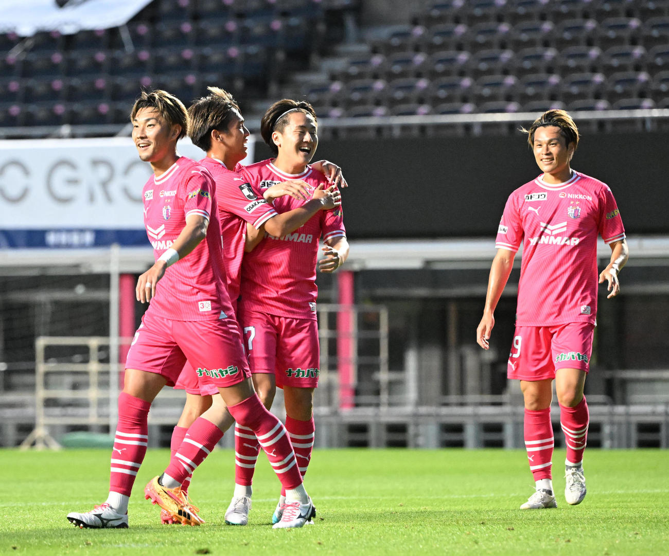 C大阪対ジェイリースFC　前半、チーム2点目を決め喜ぶ阪田（右から2人目）（撮影・和賀正仁）
