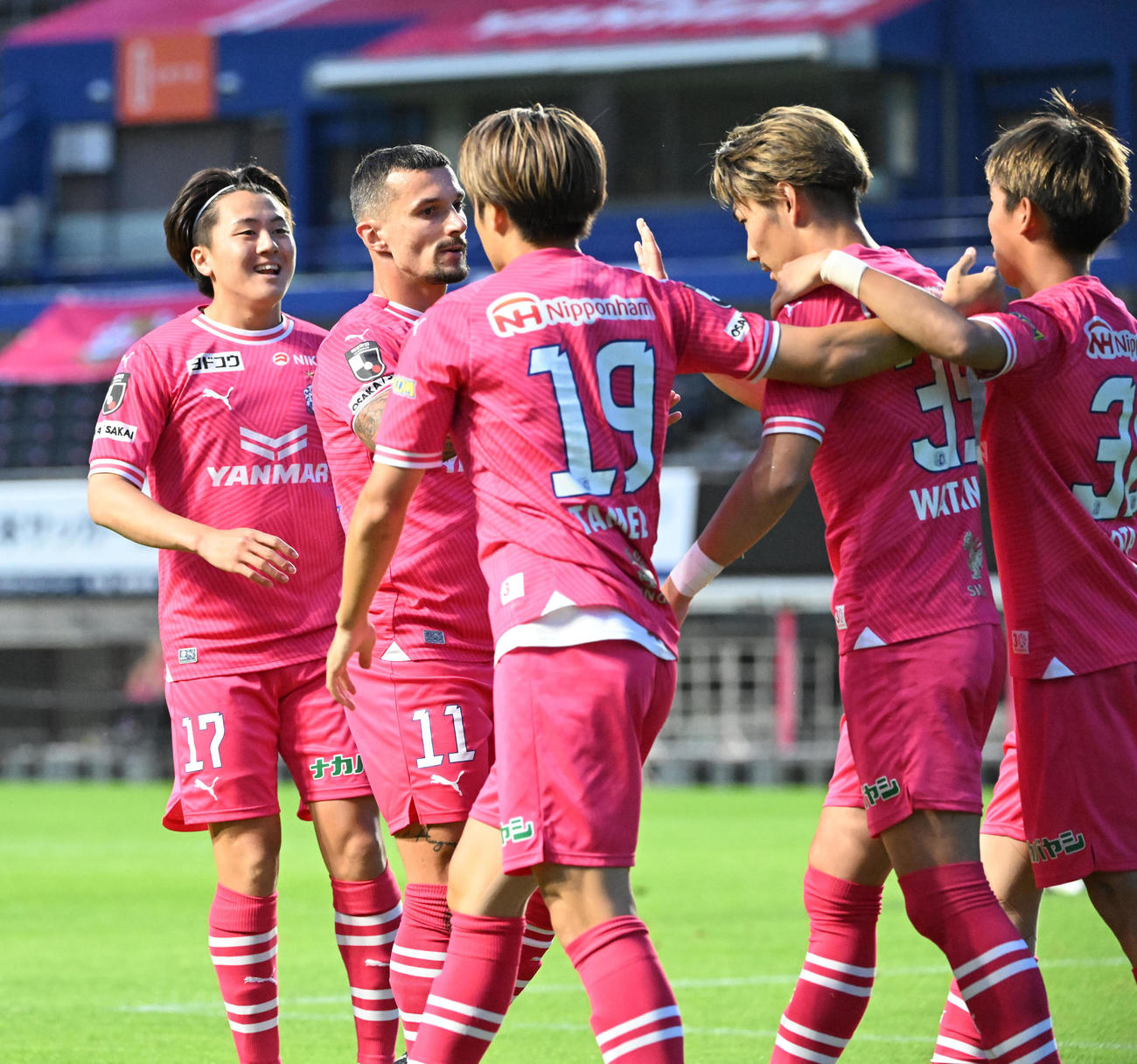 C大阪対ジェイリースFC　前半、ク先制ゴールを決め選手らと喜ぶC大阪渡辺りょう（右から2人目）（撮影・和賀正仁）