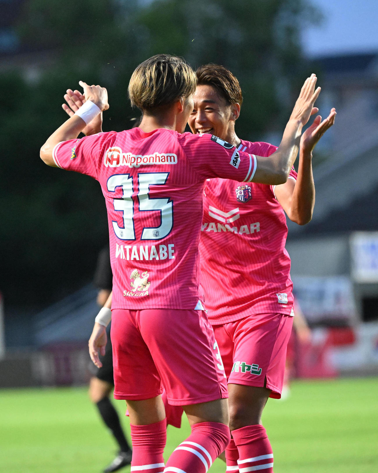 C大阪対ジェイリースFC　前半、ク先制ゴールを決め清武と喜ぶC大阪渡辺（撮影・和賀正仁）