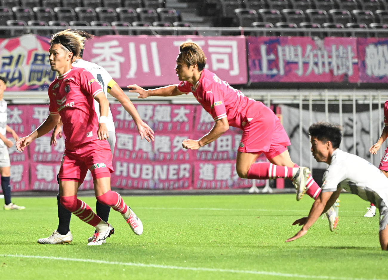 C大阪対ジェイリースFC　後半、クロスに合わせゴールを決めるC大阪為田（右から2人目）（撮影・和賀正仁）