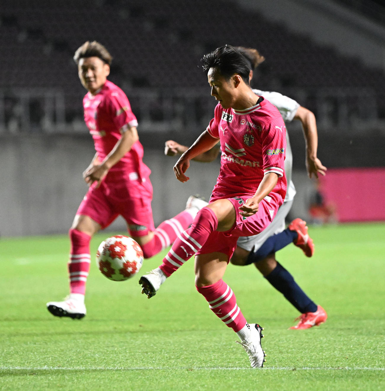 C大阪対ジェイリースFC　後半、ループシュートを打つC大阪柴山（撮影・和賀正仁）